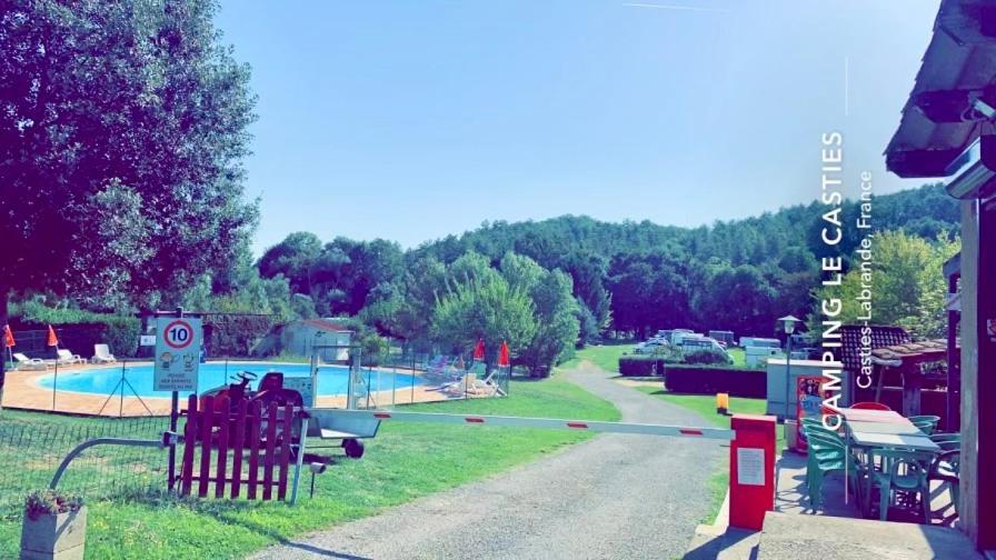 Camping Familial Paisible Avec Piscine, Mobil Home , Chalet, Studio & Emplacement Nue Casties-Labrande Εξωτερικό φωτογραφία