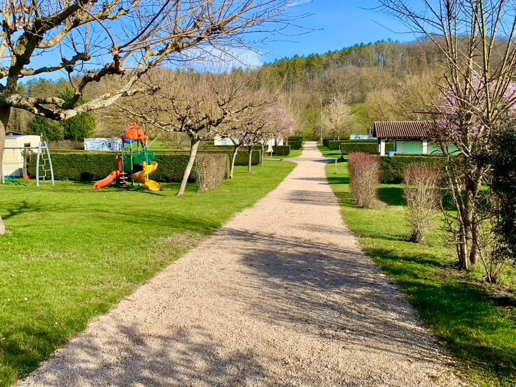 Camping Familial Paisible Avec Piscine, Mobil Home , Chalet, Studio & Emplacement Nue Casties-Labrande Εξωτερικό φωτογραφία