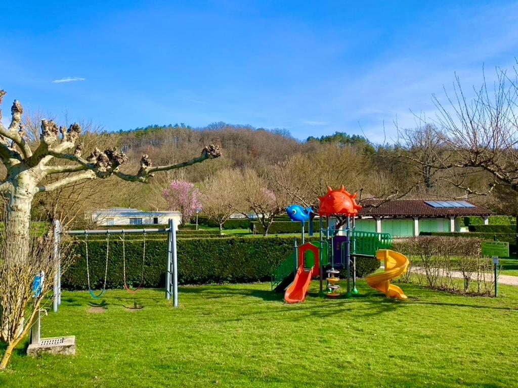 Camping Familial Paisible Avec Piscine, Mobil Home , Chalet, Studio & Emplacement Nue Casties-Labrande Εξωτερικό φωτογραφία