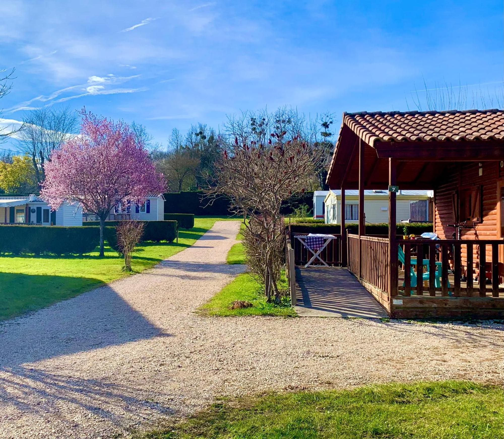 Camping Familial Paisible Avec Piscine, Mobil Home , Chalet, Studio & Emplacement Nue Casties-Labrande Εξωτερικό φωτογραφία